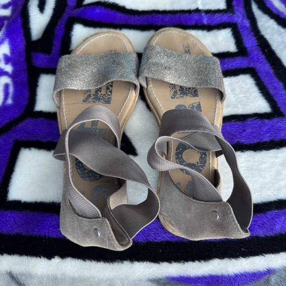 Size 7 - Sorel Womens Ella II Flat Sandals Gold Metallic Casual NL3536-240 - Picture 3 of 5